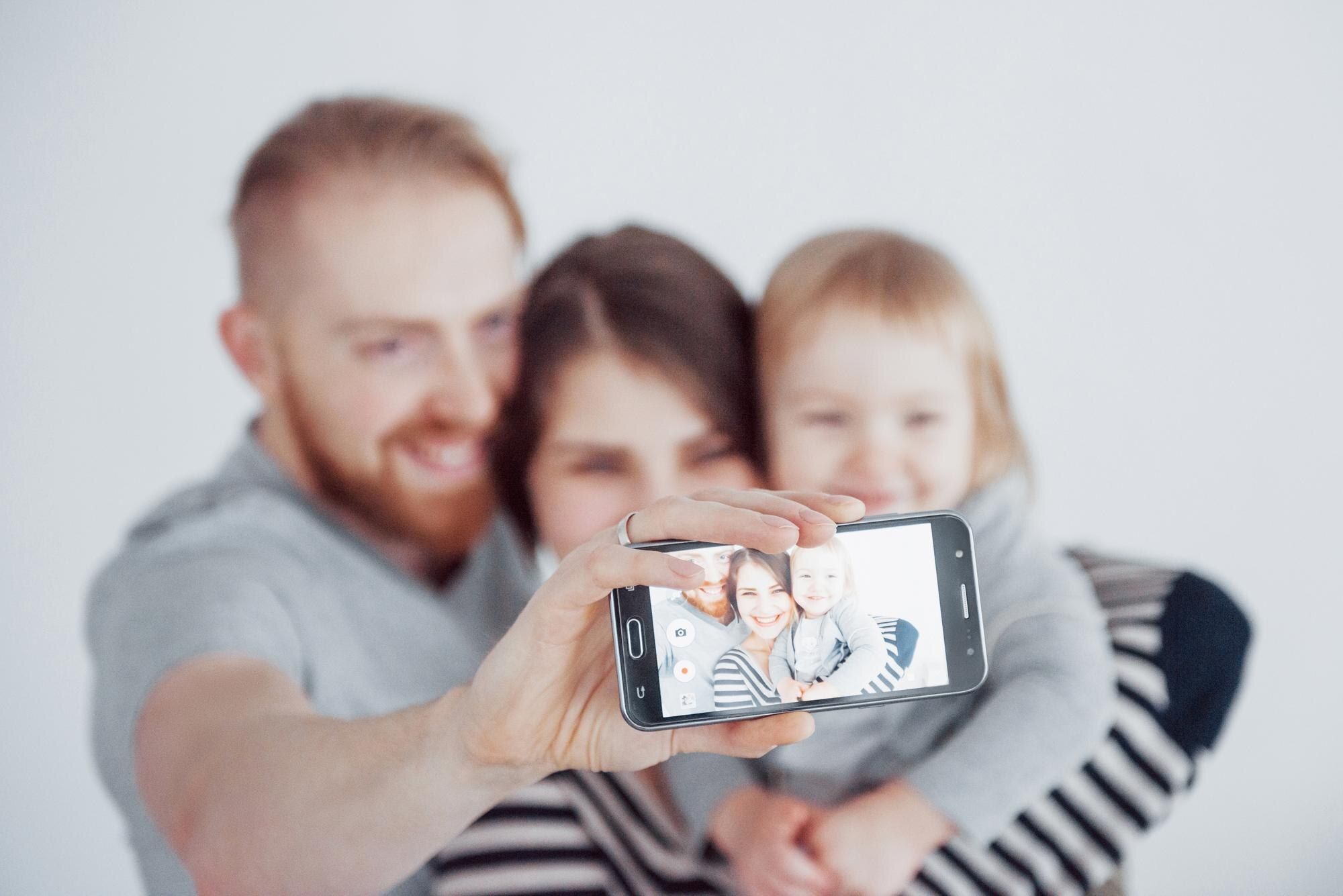 De ce nu ar trebui să mai postezi fotografii cu copilul tău pe rețelele de socializare?