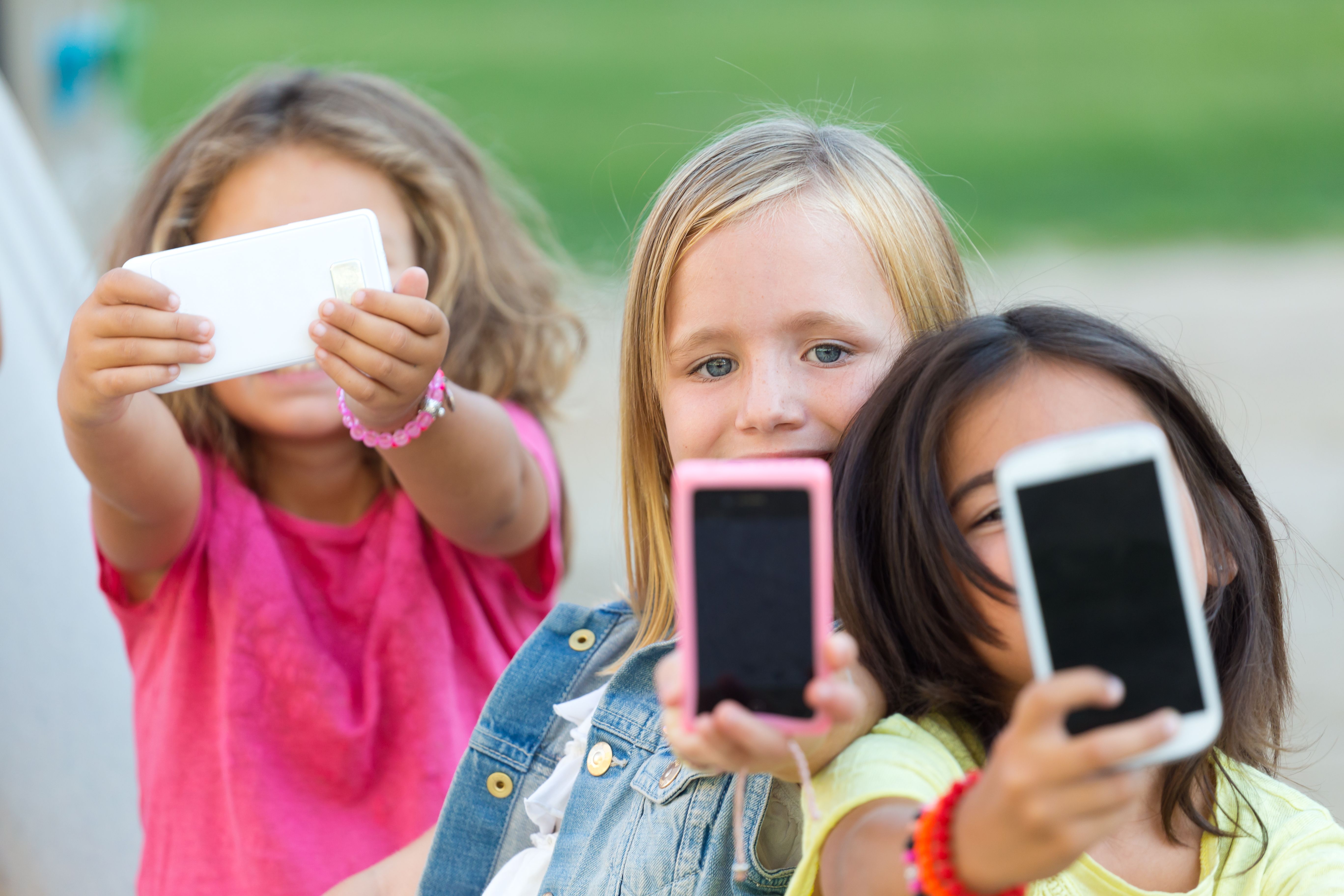 Copilul tău primește primul telefon la 8 ani? Cum creezi un mediu digital sigur