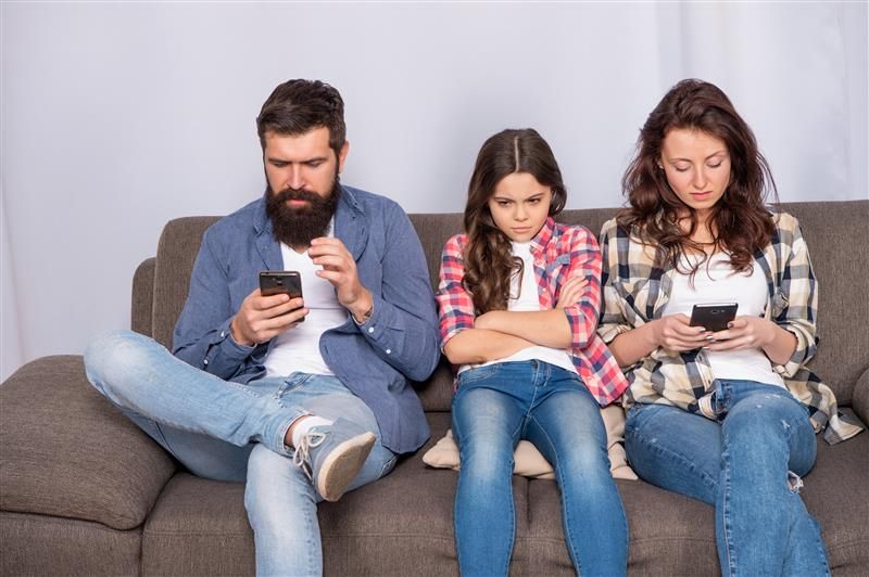 Cum influențează folosirea excesivă a telefonului de către părinți dezvoltarea copilului